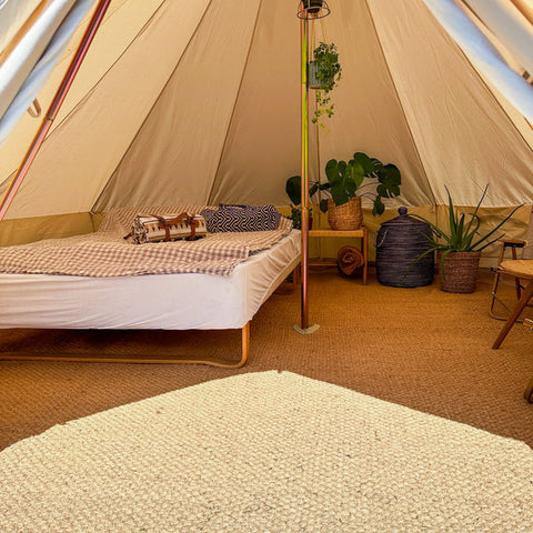 Forme demi-lune tapis pour tente de glamping
